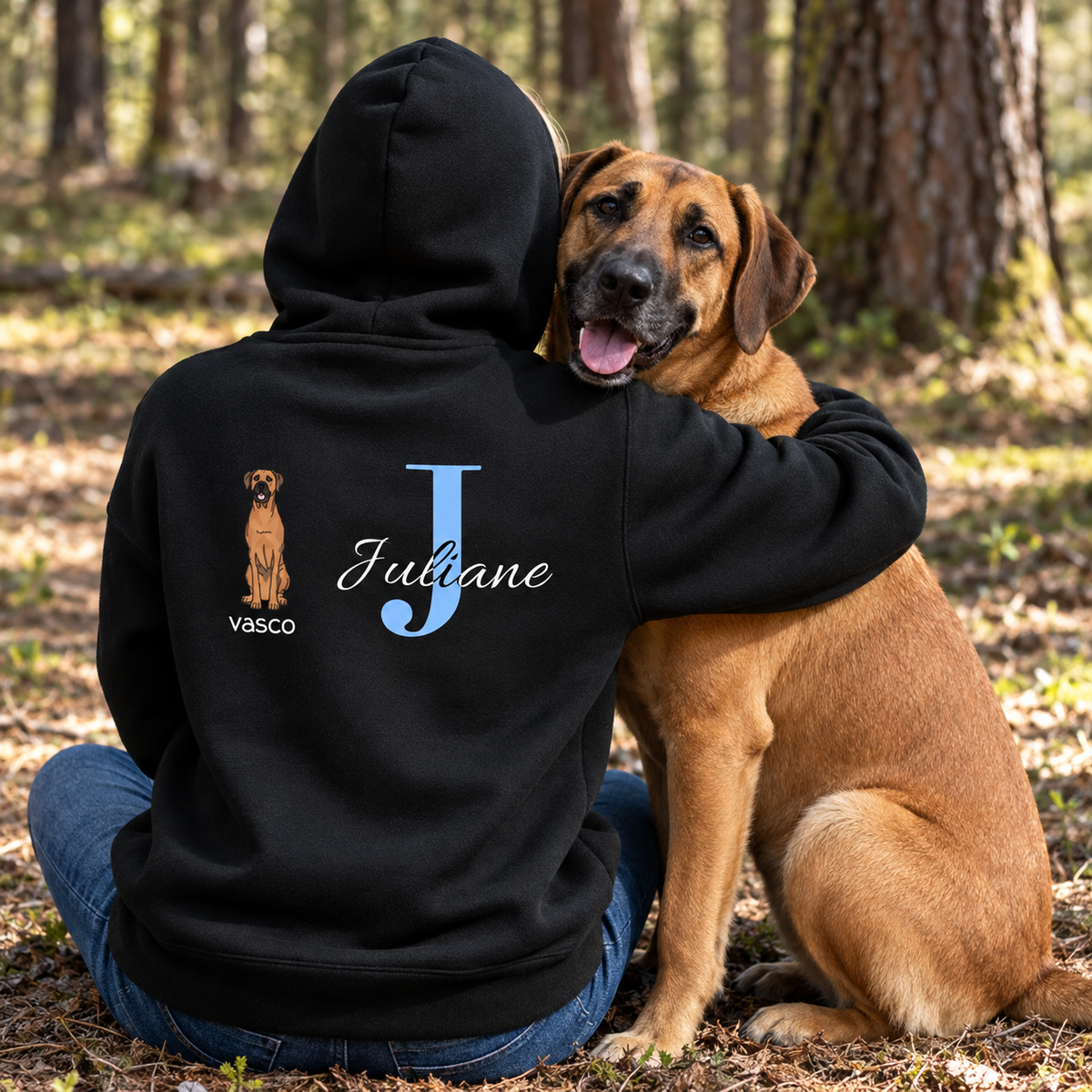 Felpa con cappuccio nera con iniziale blu "J", foto di cane e il nome "Vasco" sul retro.