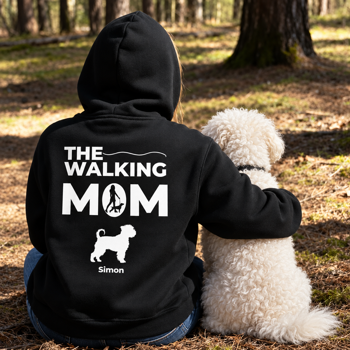 Felpa con cappuccio nera con scritta bianca "THE WALKING MOM", personalizzata con nome e motivo di cane, indossata da una persona.