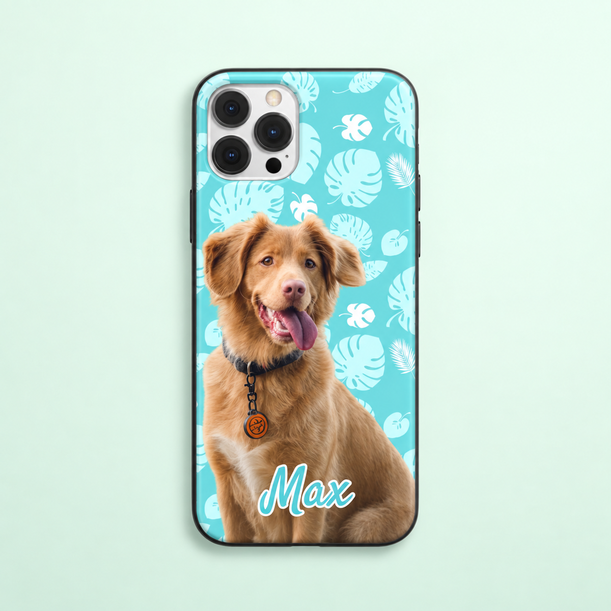 Cover per cellulare personalizzata con foto di un cane su sfondo turchese con motivi.