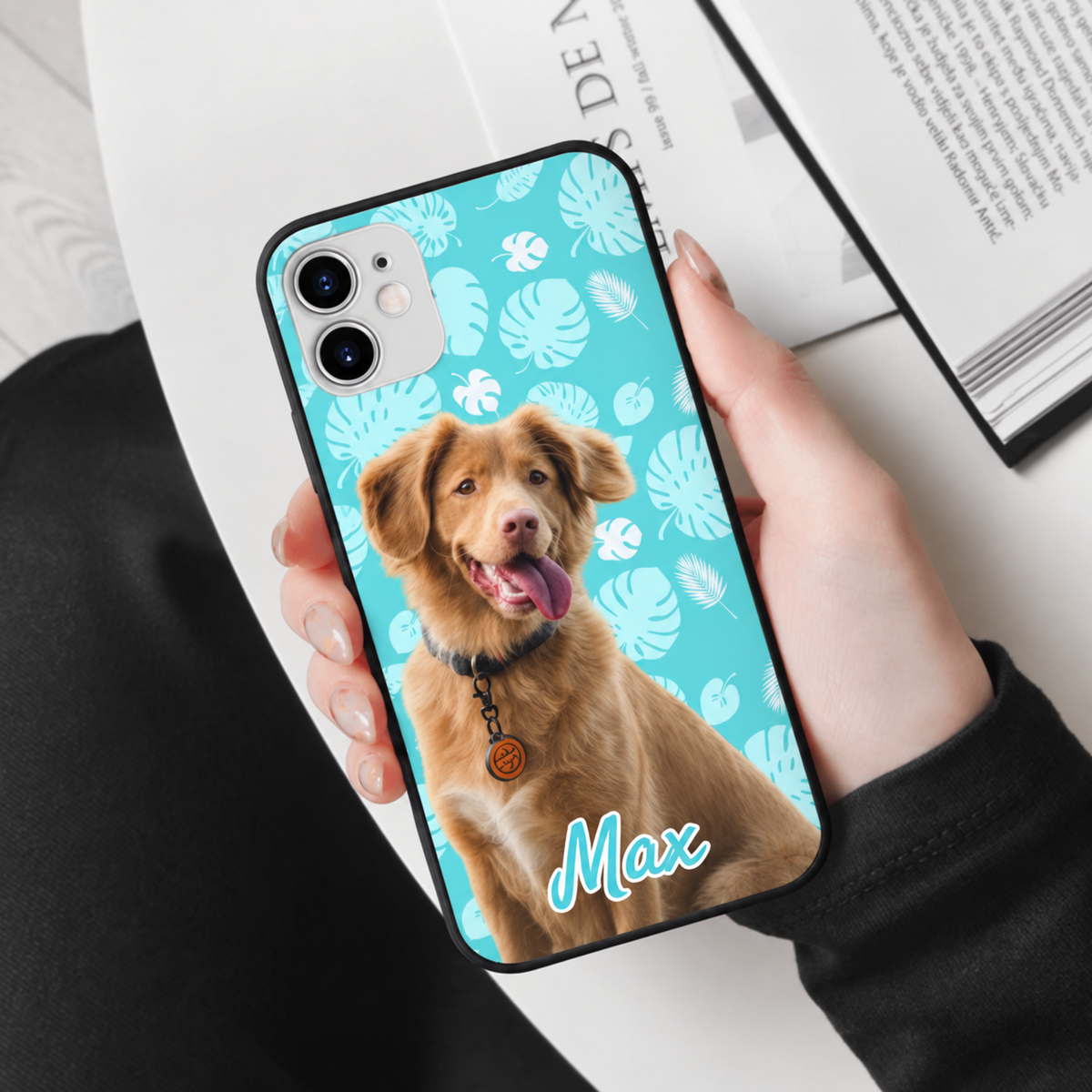 Cover per cellulare personalizzata con sfondo turchese e foto di cane, nome Max in lettere chiare.