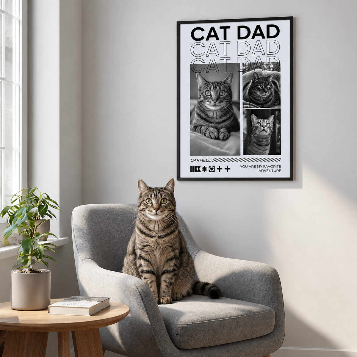 Poster personalizzato con la scritta "Cat Dad" e foto di un gatto, un cuscino su una poltrona grigia.