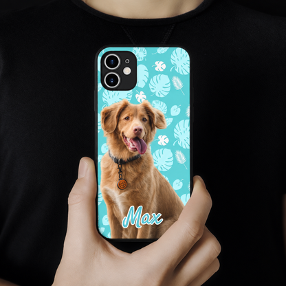 Cover per cellulare personalizzata con foto di cane e motivo verde menta. Nome "Max" in blu.