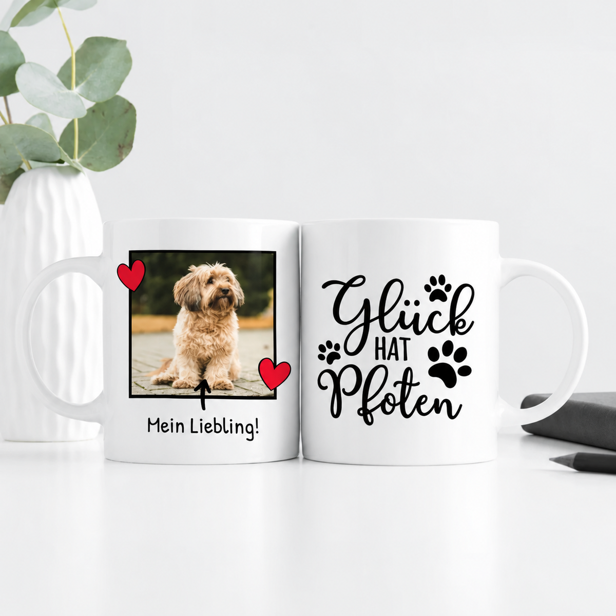 Tazza bianca con foto stampata di un cane e il testo "Glück hat Pfoten". Personalizzabile, ca. 300 ml.