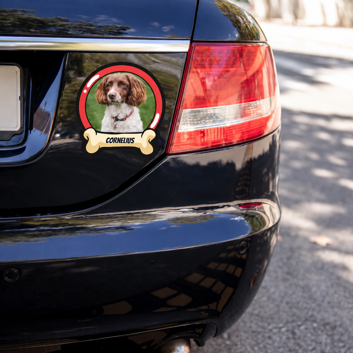 Adesivo per auto personalizzato con foto di cane e il nome "CORNELIUS" su un'auto nera.