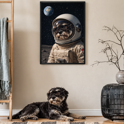 Poster di un cane in tuta da astronauta con il pianeta Terra sullo sfondo.