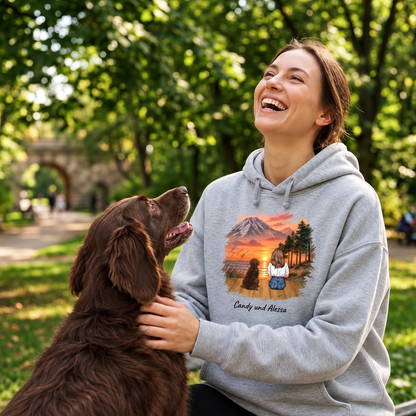 Felpa con cappuccio grigia con stampa personalizzata di un paesaggio e due animali, indossata da una donna sorridente.