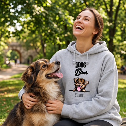 Felpa con cappuccio grigia con motivo di cane, indossata da una donna che ride e gioca con il suo cane al parco.