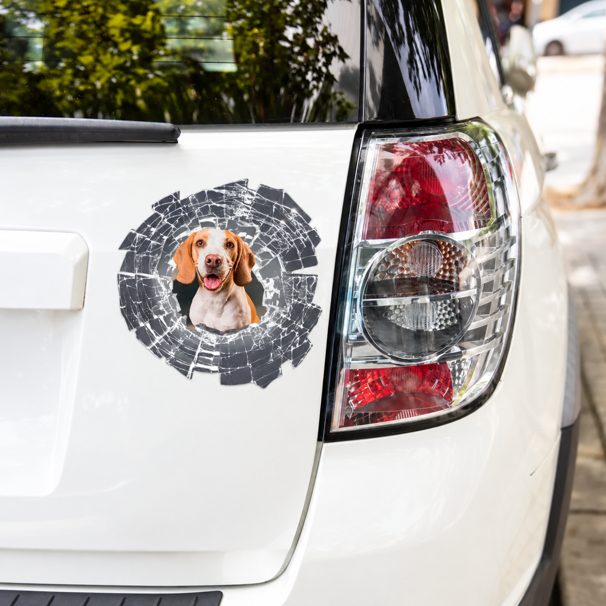Adesivo per auto personalizzato con foto di cane, come vetro in frantumi su un veicolo bianco.