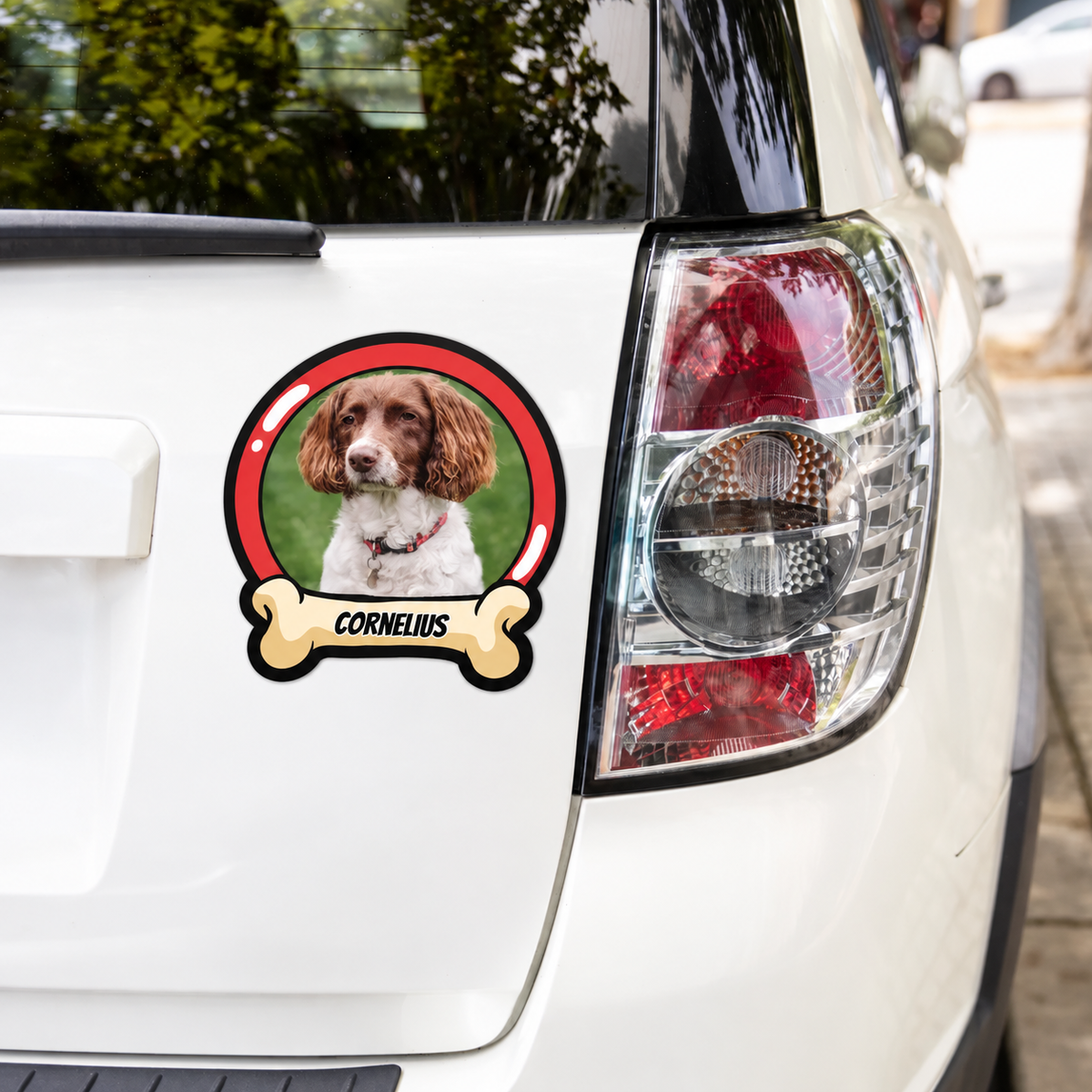 Adesivo per auto personalizzato con foto di cane e il nome "CORNELIUS" su sfondo bianco.