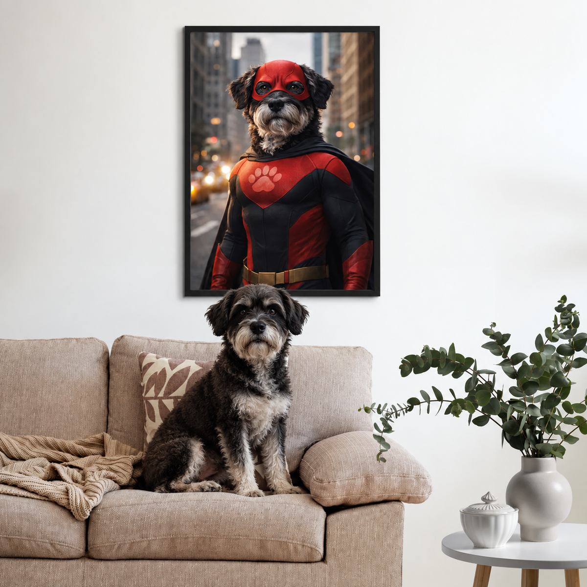 Cane su un divano, poster personalizzato di un cane come supereroe alla parete.