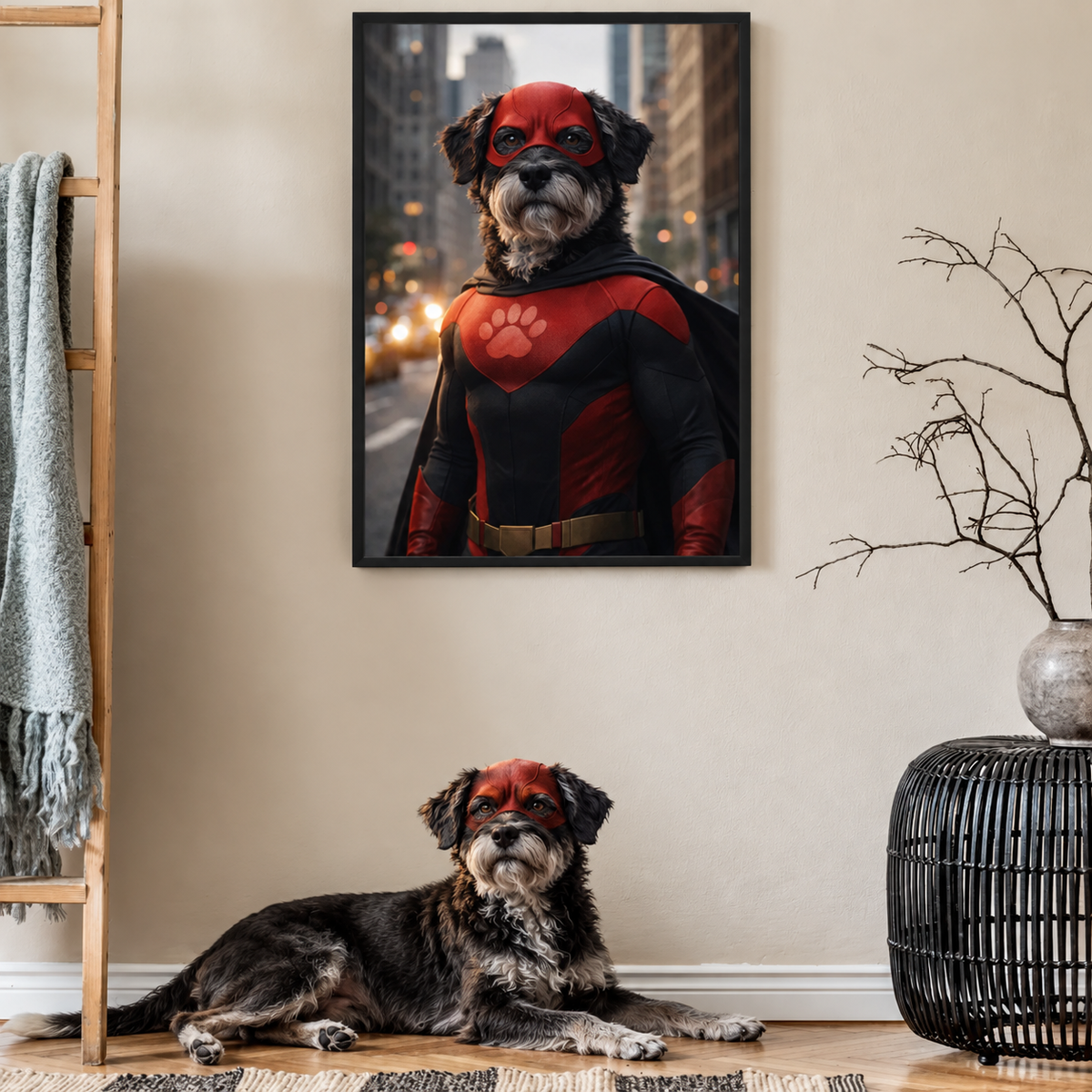 Cane in costume da supereroe, tuta rossa con maschera, poster incorniciato sullo sfondo.