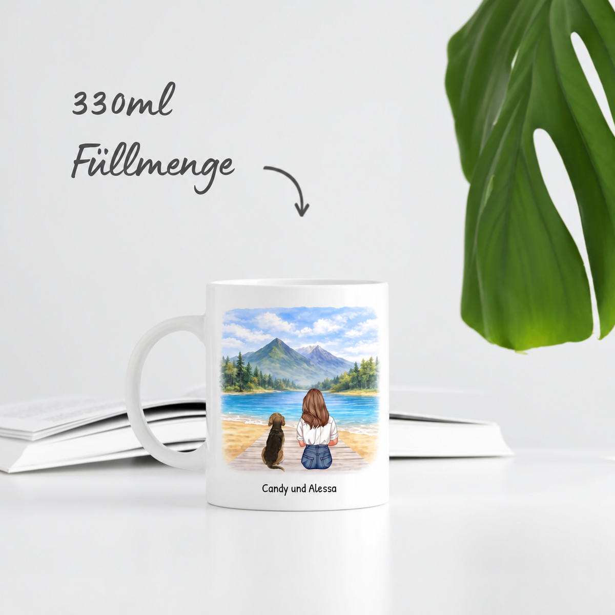 Tazza bianca personalizzata con illustrazione di una ragazza e un cane al lago, capacità 330 ml.