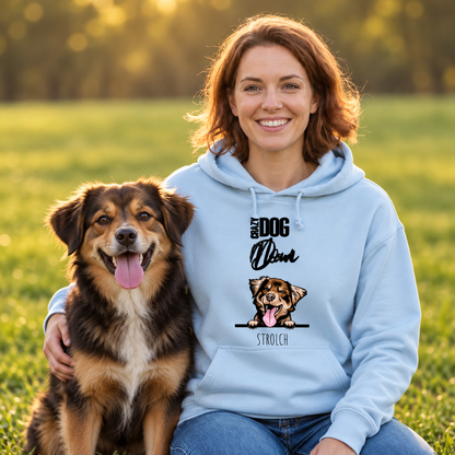 Persona con felpa azzurra con cane nel verde, felpa con la scritta "Crazy Dog Mom".