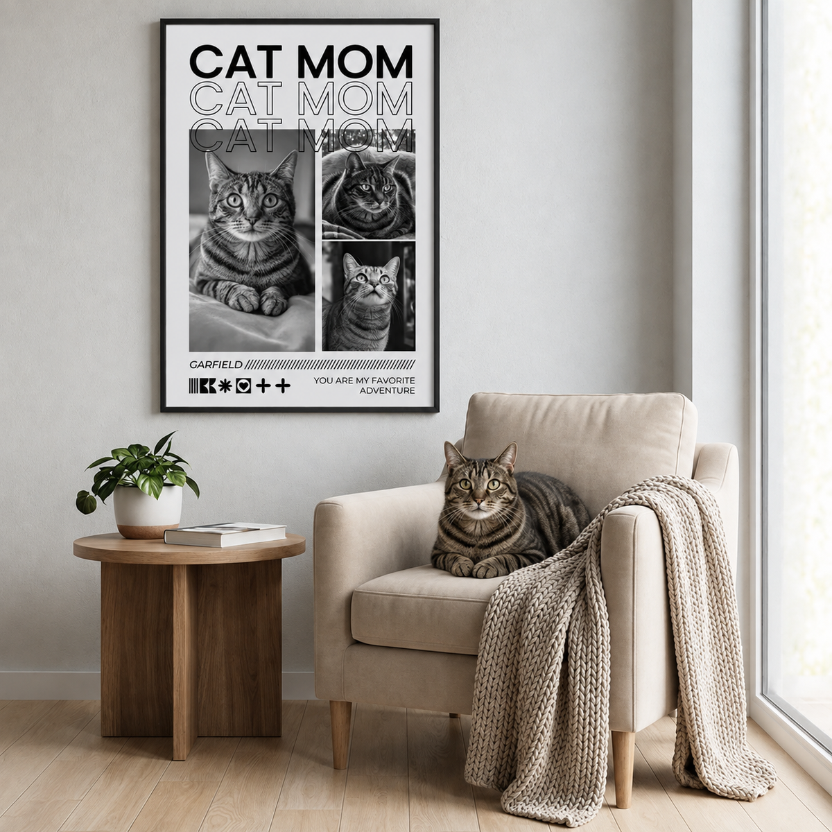 Poster personalizzato con tre foto di gatti, cornice nera, soggiorno con poltrona beige e vaso verde.