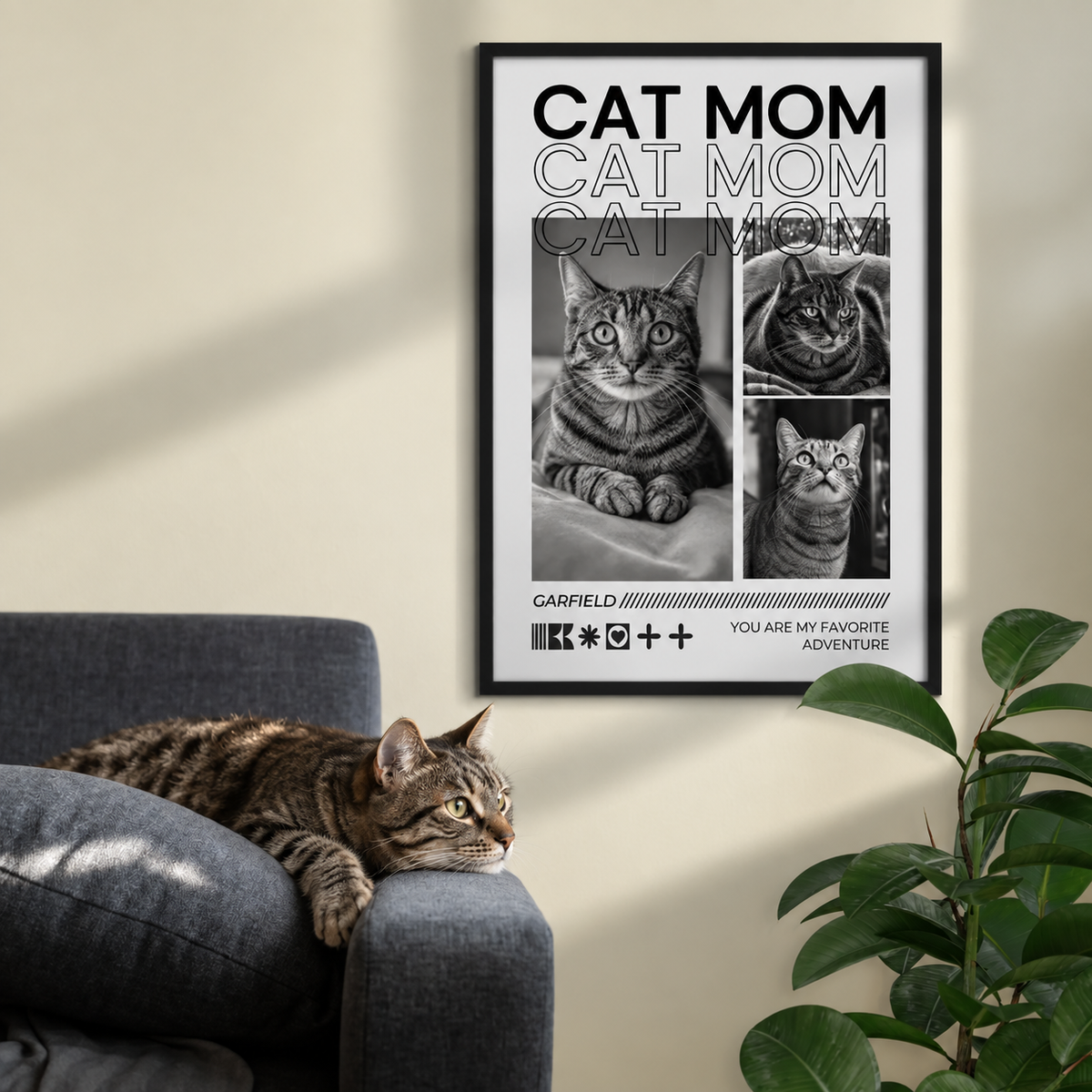 Poster personalizzato con foto di gatti in bianco e nero, cornice nera, appeso in un soggiorno.