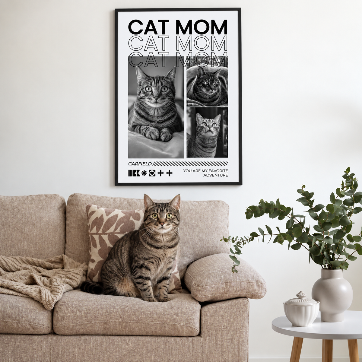 Poster personalizzato con il testo "Cat Mom" e foto di gatti, in una cornice moderna sopra un divano.