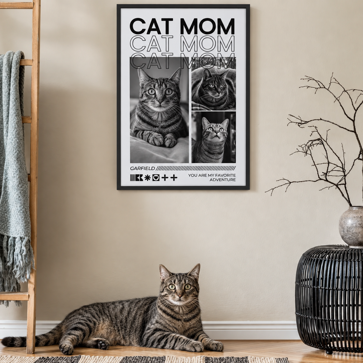 Poster personalizzato incorniciato con foto di gatti, il testo "CAT MOM" e simpatici motivi di gatti.
