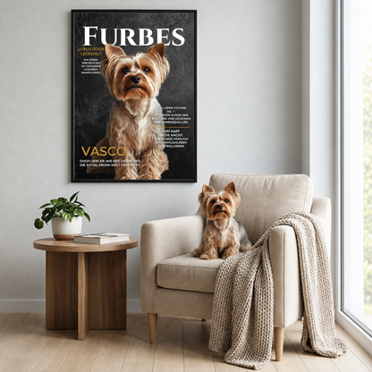 Poster personalizzato con un cane in copertina. Cornice in legno, sfondo nero, scritta dorata. Cane seduto su una poltrona.