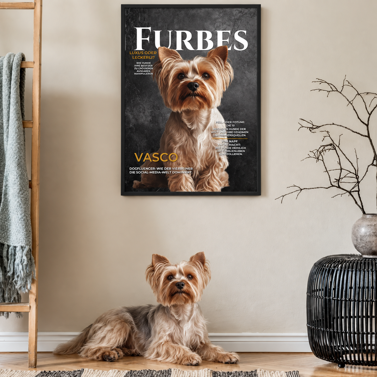 Un poster personalizzato incorniciato di uno yorkshire terrier alla parete e un altro yorkshire terrier a terra.
