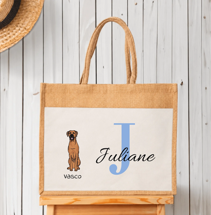 Borsa shopping beige in iuta con motivo di cane, il nome Juliane e un'iniziale J blu.