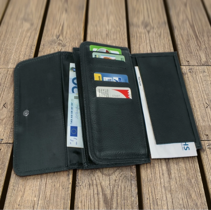 Portafoglio in pelle nera personalizzato con diversi porta carte e uno scomparto per banconote.