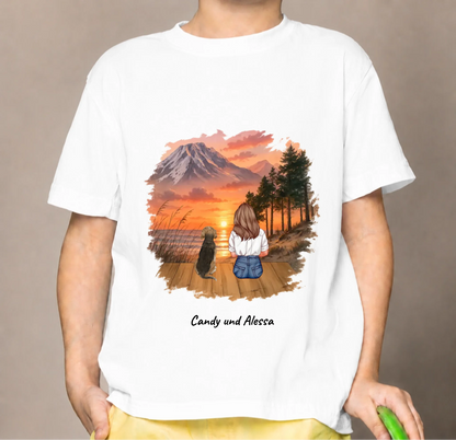 T-shirt bianca con stampa personalizzata: illustrazione di una ragazza e un cane al tramonto in montagna.