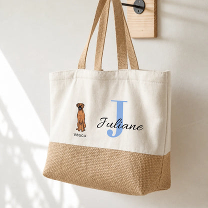 Borsa shopping beige con manici, personalizzata con l'iniziale “J” e un'immagine di cane. Metà inferiore in iuta.