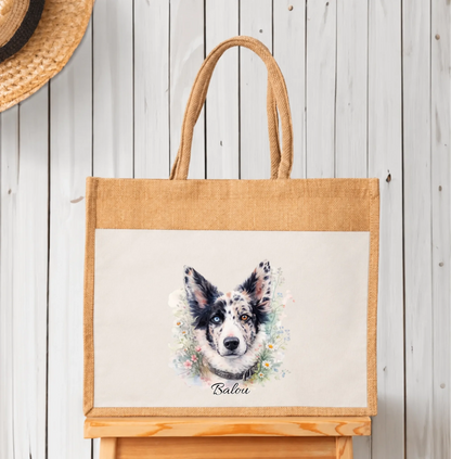 Borsa shopping personalizzata in iuta con motivo di cane ad acquerello e nome. Design colorato su sfondo beige chiaro.