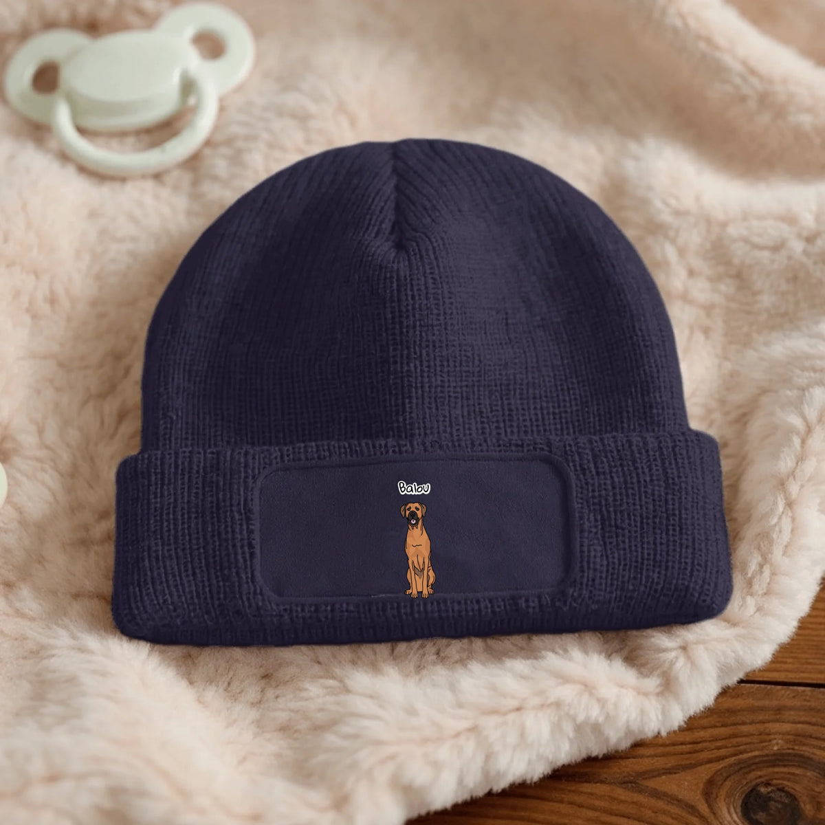 Berretto in maglia blu scuro con motivo di cane ed etichetta personalizzabile.