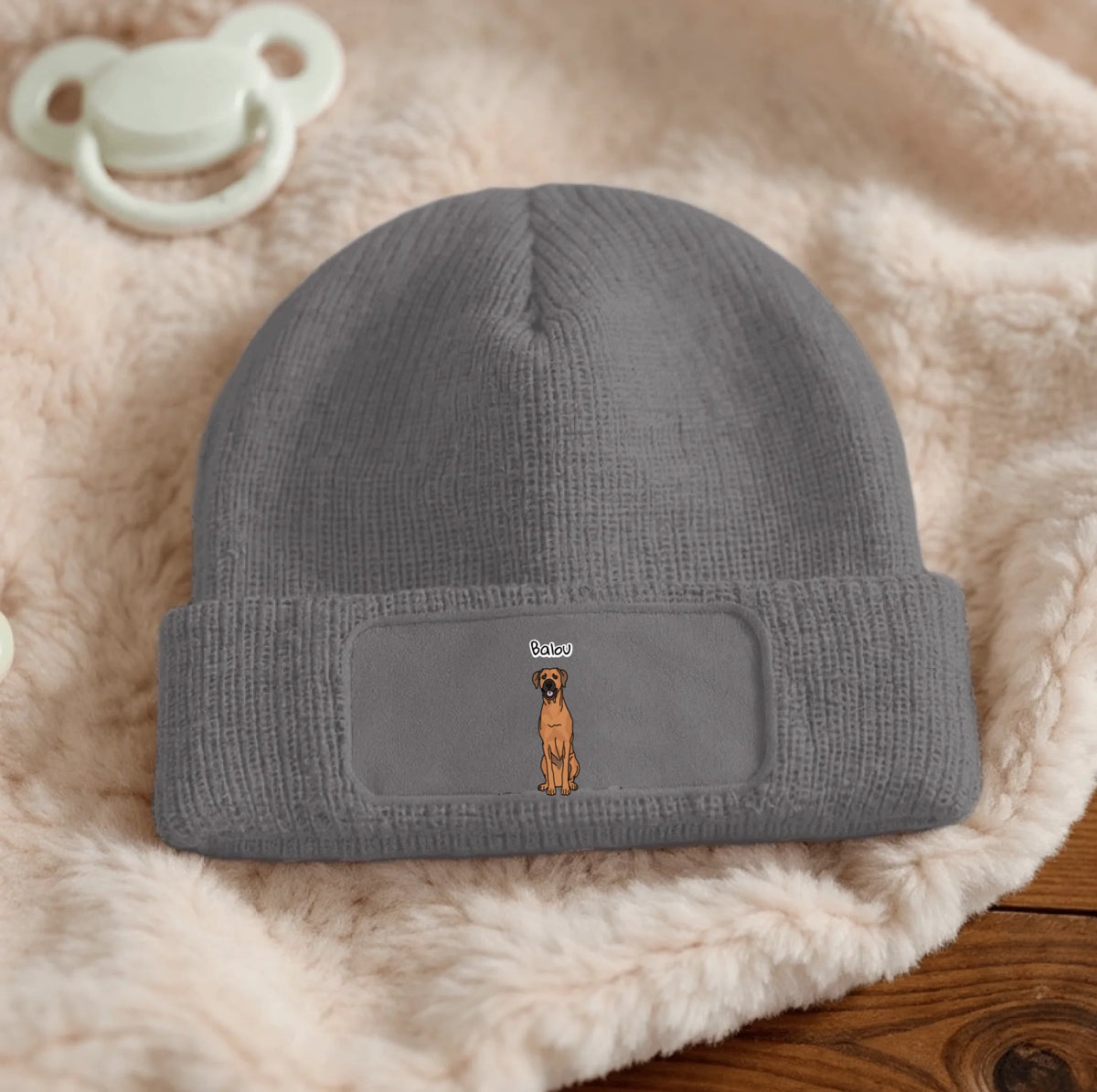 Berretto in maglia grigio con toppa personalizzata e motivo di cane.