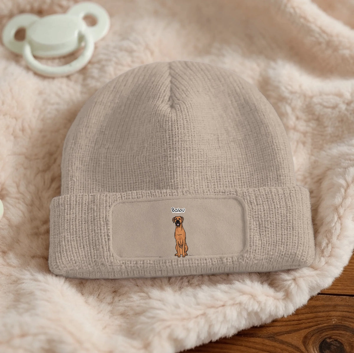 Berretto beige personalizzato con motivo di cane ricamato sul davanti.