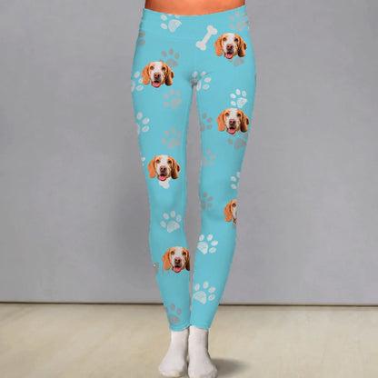 Leggings blu personalizzati con motivi di cani e zampe. Misto elastan per il comfort.