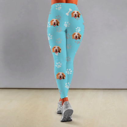 Leggings blu personalizzati con motivi di cani e zampe, materiale elastico.