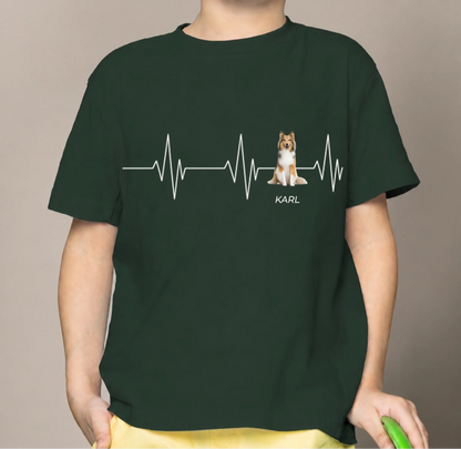 T-shirt per bambini verde scuro con motivo battito cardiaco e immagine di cane, personalizzata con il nome Karl.