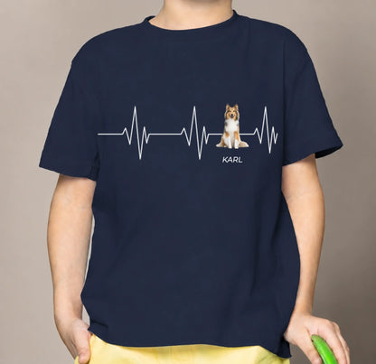 T-shirt per bambini blu in cotone con design battito cardiaco e motivo di cane. Nome “KARL” stampato.