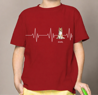 T-shirt per bambini rossa in cotone con motivo battito cardiaco e cane, personalizzata con il nome Karl.