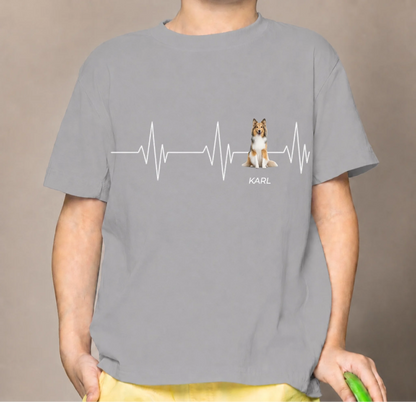 T-shirt per bambini grigia con motivo battito cardiaco e immagine di cane, personalizzata con il nome “KARL”.
