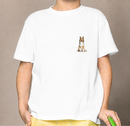 T-shirt per bambini bianca con linea del battito cardiaco e motivo di cane, personalizzata con un nome.