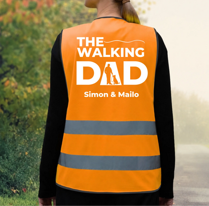Gilet di sicurezza arancione con strisce riflettenti e stampa personalizzata “The Walking Dad”.