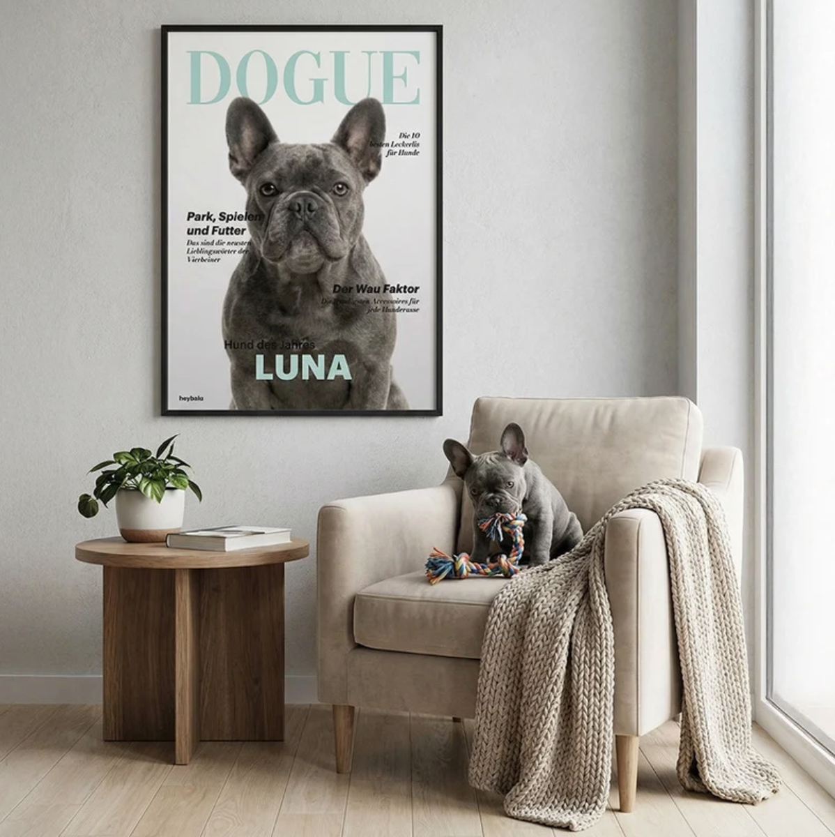 Decorazione da parete personalizzata con poster di cane, divano marrone, vaso e giocattoli su un tavolo.