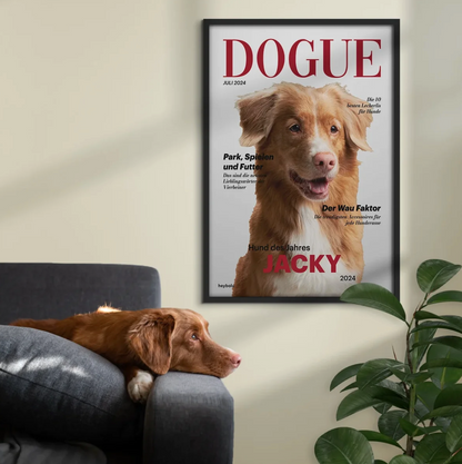 Poster di cane personalizzato con cornice, accanto un cane sdraiato rilassato su un divano.