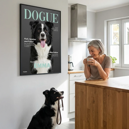Poster personalizzato con cane in copertina di rivista, cornice nera, cucina moderna sullo sfondo.