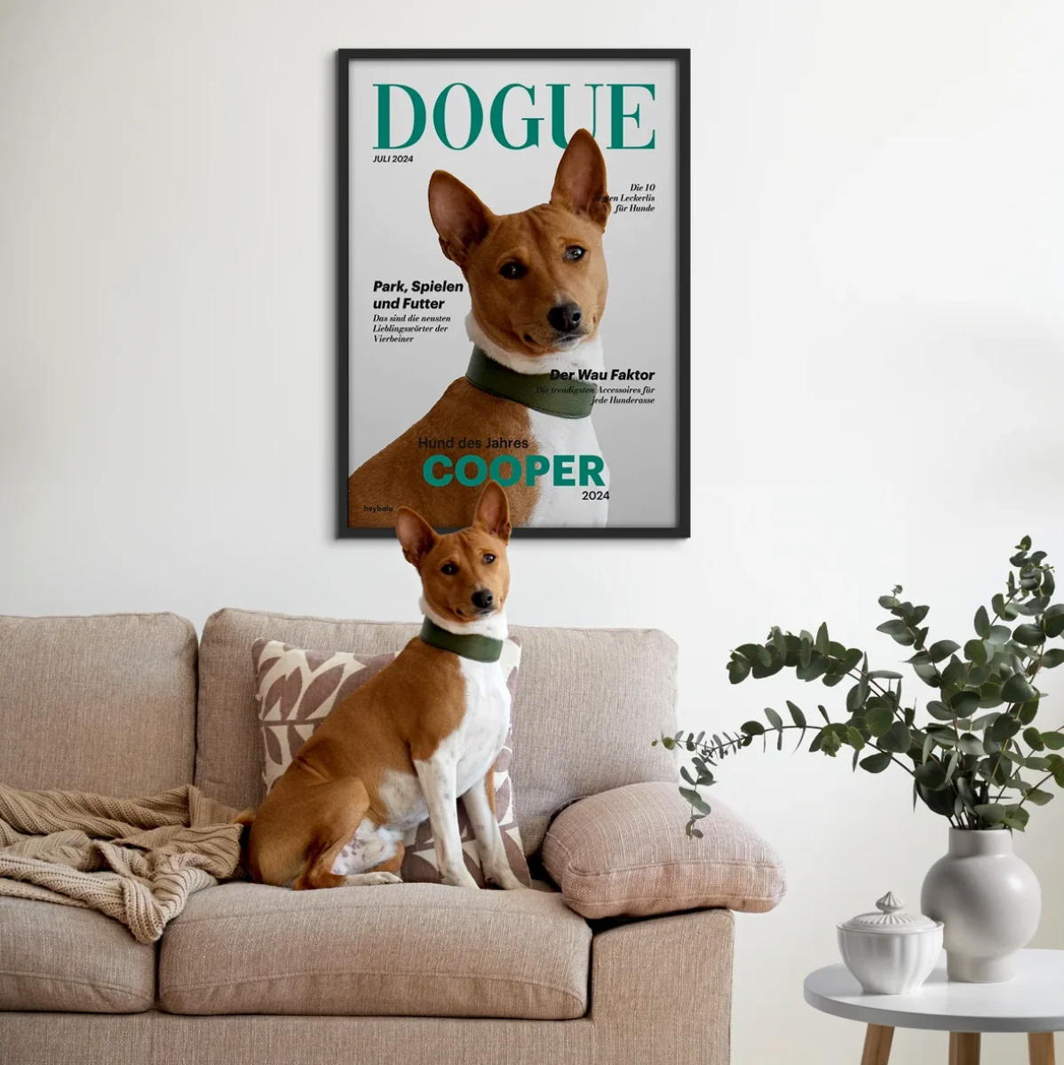 Poster personalizzato con cane su un divano, design moderno e cornice grigia.