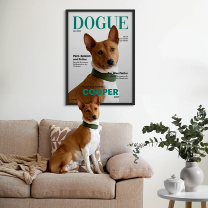 Poster personalizzato con cane su un divano, design moderno e cornice grigia.