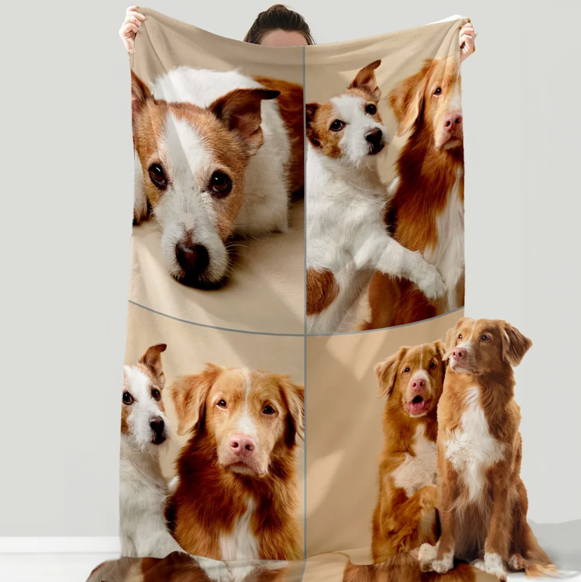 Coperta personalizzata con quattro foto di cani su sfondo beige, tenuta da una persona.