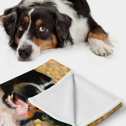 Coperta personalizzata con foto di un cane, in materiale morbido, visibile un lato con texture soffice.