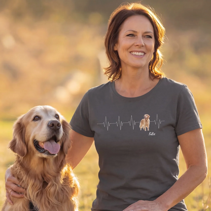 T-shirt grigio scuro personalizzata con design battito cardiaco e motivo di cane.