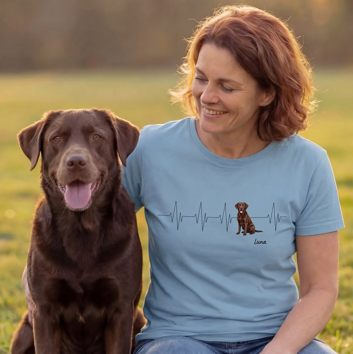 T-shirt blu con motivo di cane e design battito cardiaco, personalizzabile.