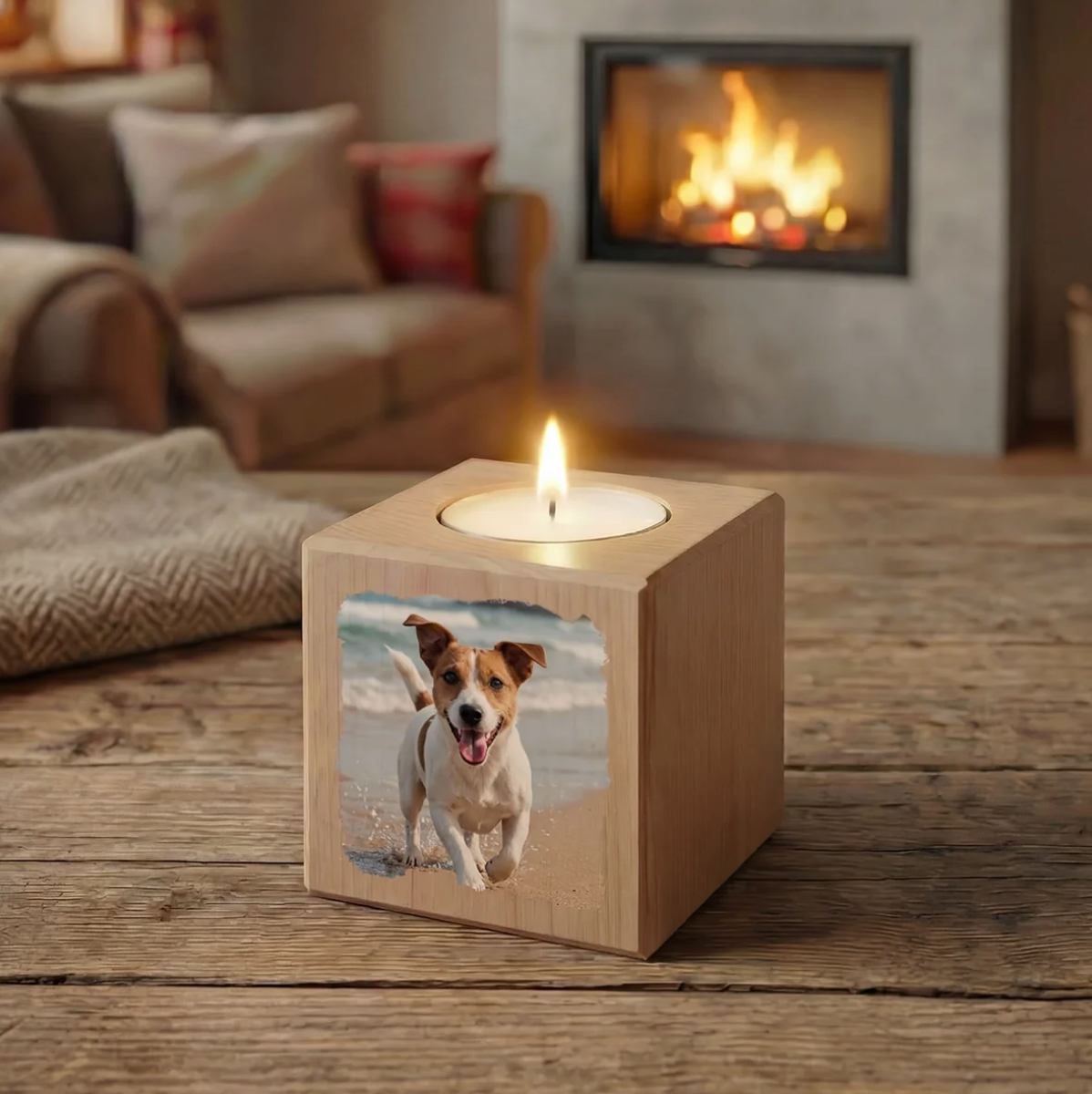 Cubo portacandela in legno chiaro personalizzato con foto di cane e stoppino acceso.