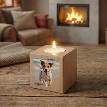 Cubo portacandela in legno chiaro personalizzato con foto di cane e stoppino acceso.